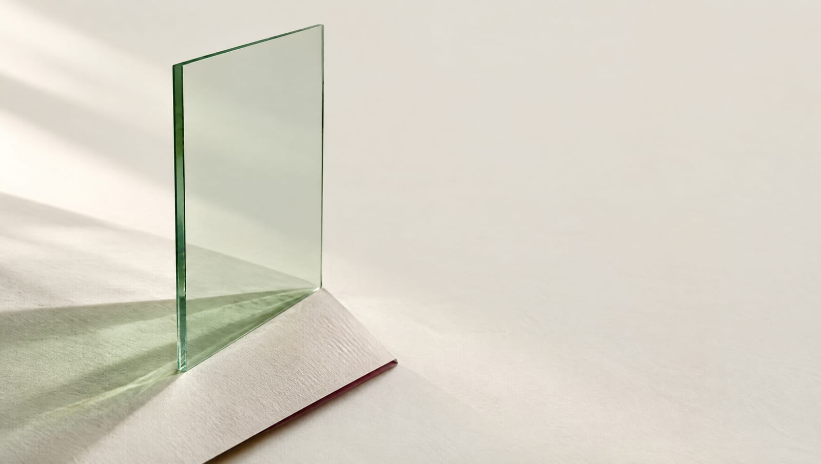 Estudio de luz sobre un plano de vidrio y papel