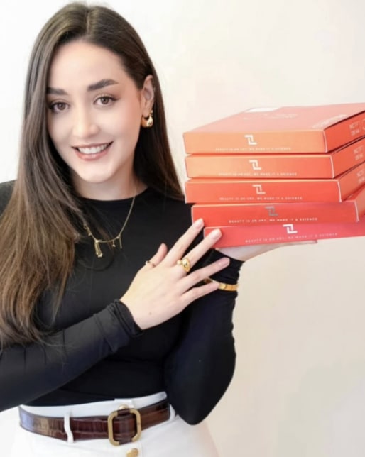 La doctora presenta un producto de una marca con la que colabora