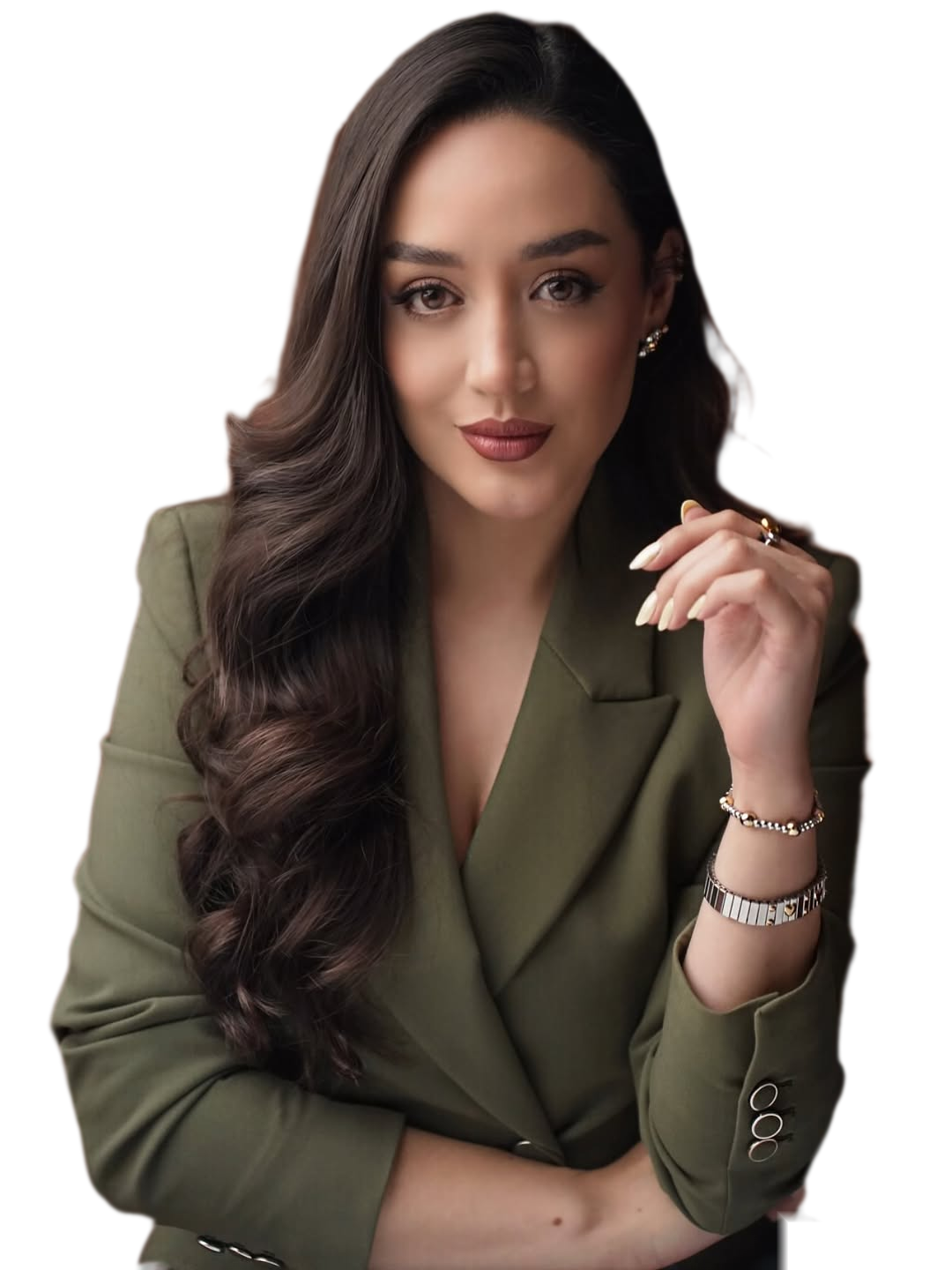 La Dra. Carla Idrovo, con blazer verde oliva, mira a cámara