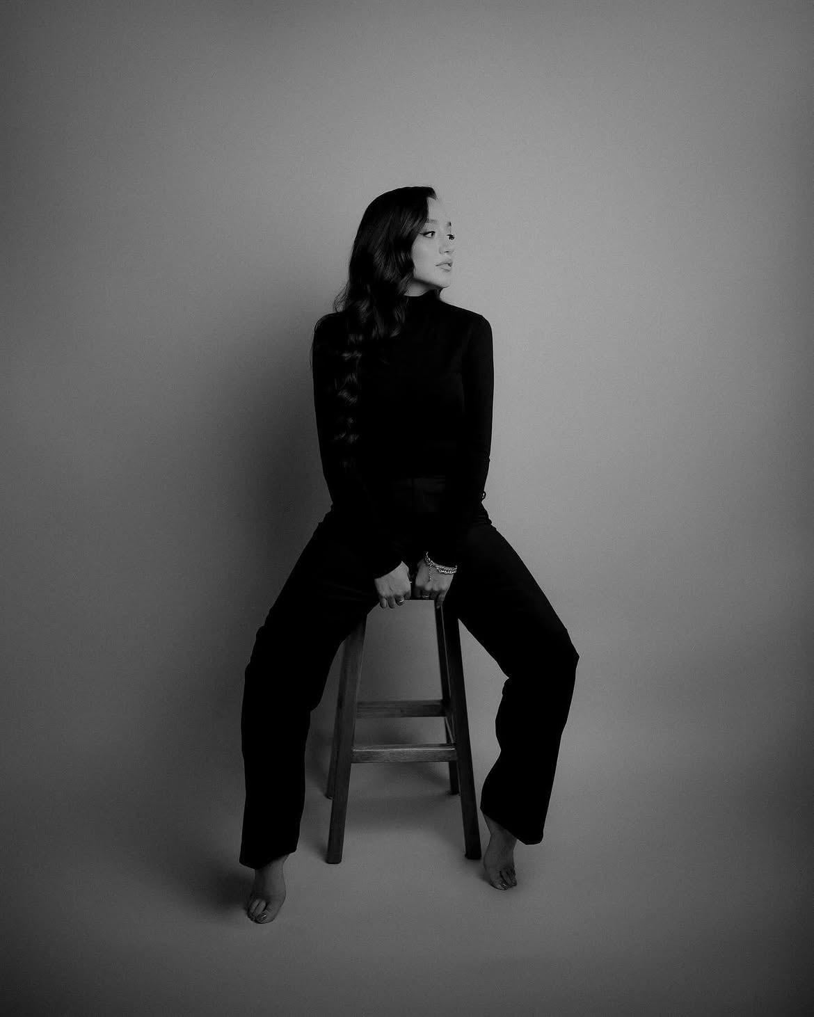 Retrato de cuerpo entero en blanco y negro